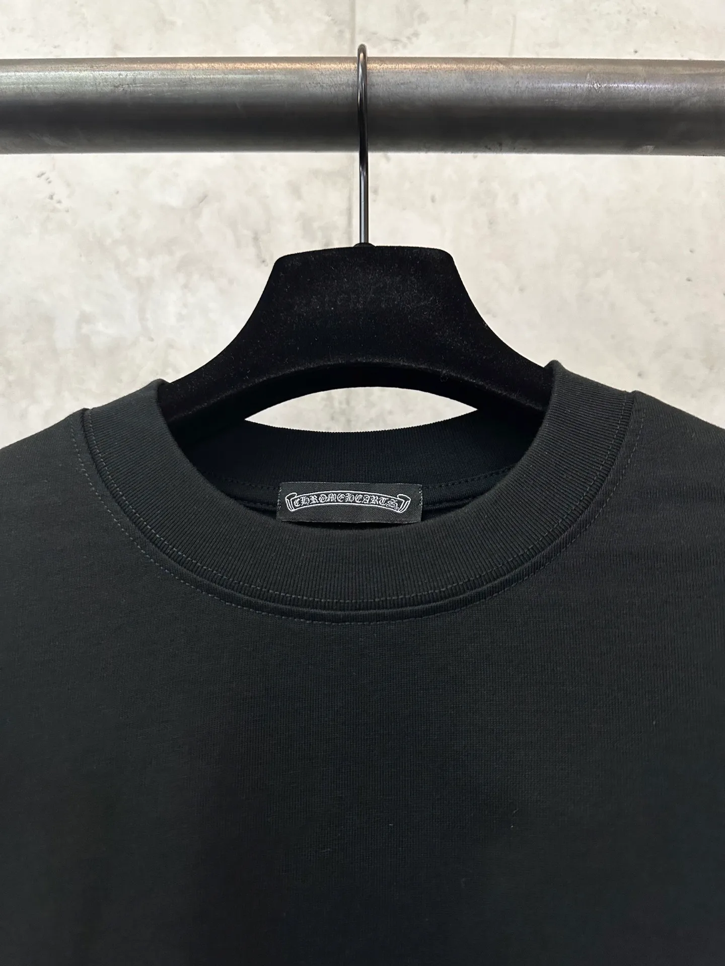 P300 Chrome Hearts 25ss classic Sanskrit gray letter round neck long-sleeved T-shirt. Fabric is high-definition, super heavyweight cotton, double yarn compact Xinjiang cotton. Weight: 320 grams. Clean cloth surface. Clear cloth texture. Tight feel. Stiff. High color fastness. No deformation. No discoloration. Customized hardware. Thread. Accessories. Matching. Same style for men and women. -Color: Black White -Size: XS S M L